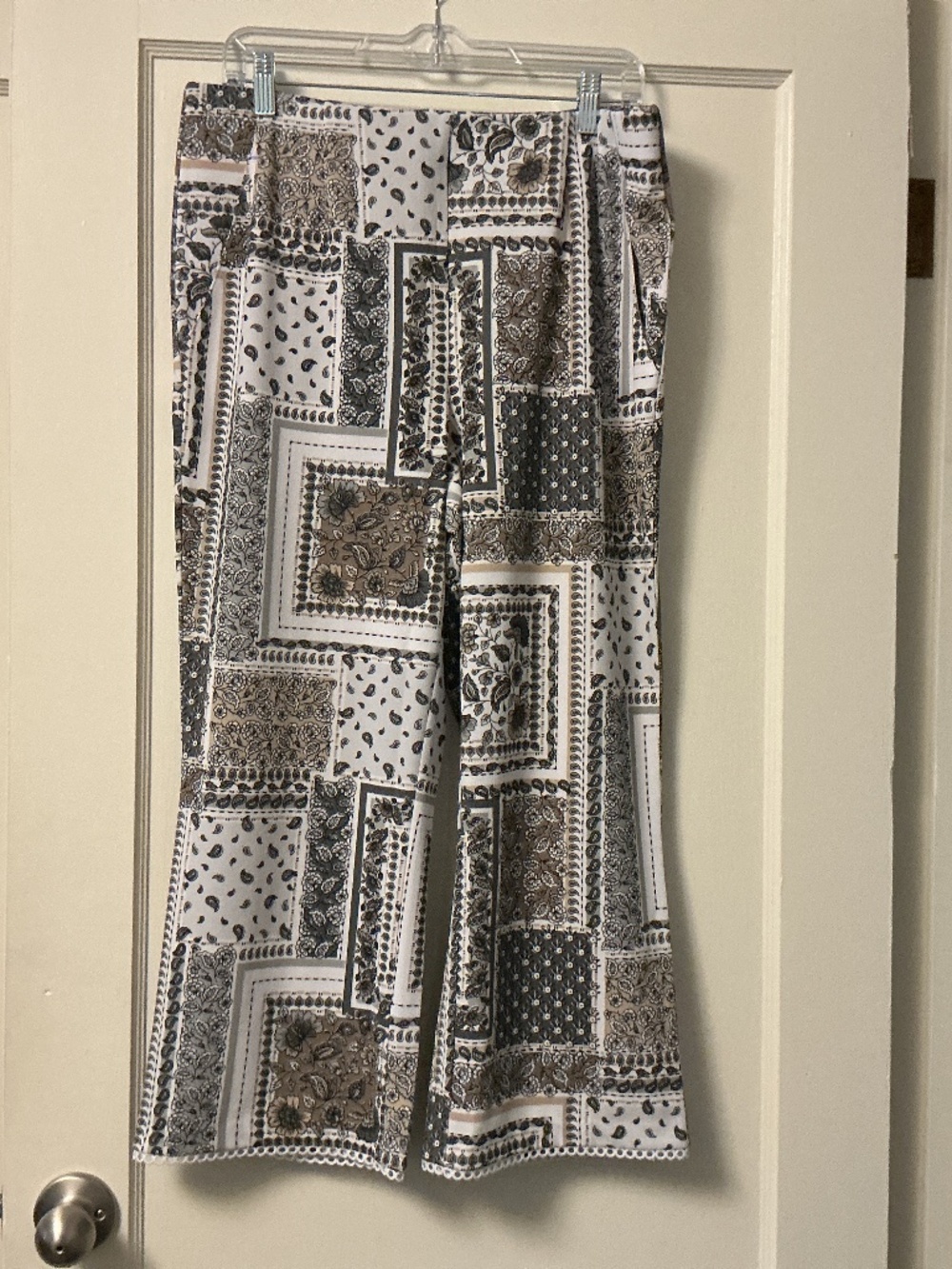 Isaac Mizrahi crop pants, size medium, color black, white, tan geometric print